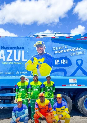 Campanha Novembro Azul, com a equipe em frente ao caminhão adesivado