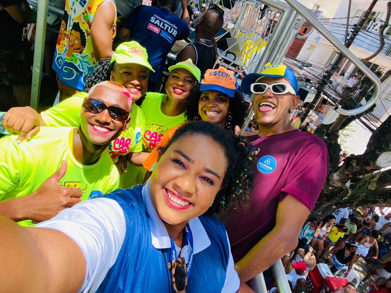 Priscila em selfie com a equipe no trio, durante a cobertura do Carnaval de Salvador