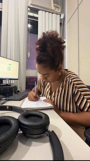 Priscila escrevendo pauta na redação